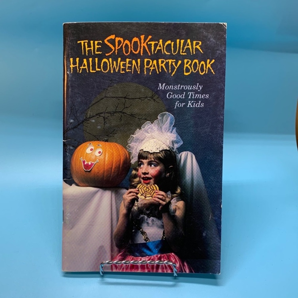 1989 Vintage The spooktacular halloween party book